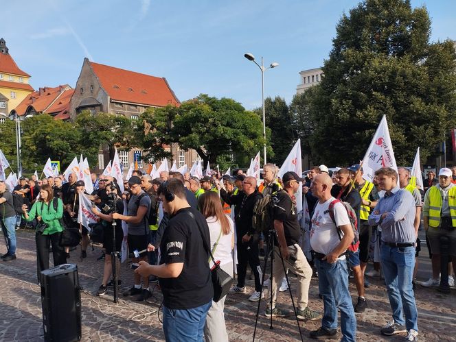 Paraliż w Katowicach. Rozpoczął się protest górników i hutników. "Stal się hartuje, a rząd ją rujnuje"