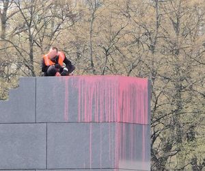 Mężczyzna wszedł na pomnik smoleński