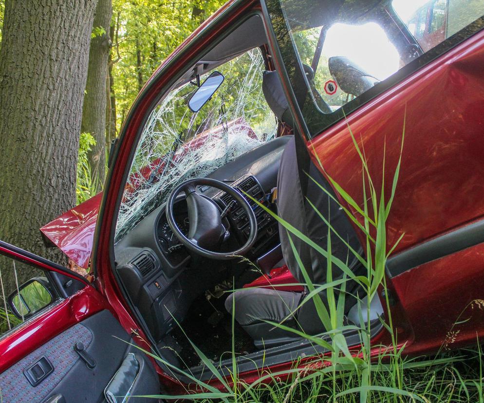 Tragiczny wypadek w powiecie wągrowieckim. Młody kierowca rozbił się na drzewie! 