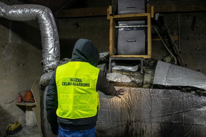 KAS zlikwidowała bimbrownię w gminie Mońki. 28-latek usłyszał zarzuty