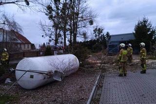 Drzewa na samochodach, zerwane dachy, brak prądu. Skutki wichury w Toruniu i okolicach