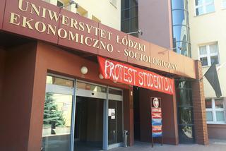 Studenci Uniwersytetu Łódzkiego minioną noc spędzili w śpiworach na wydziale Ekonomiczno-Socjologicznym