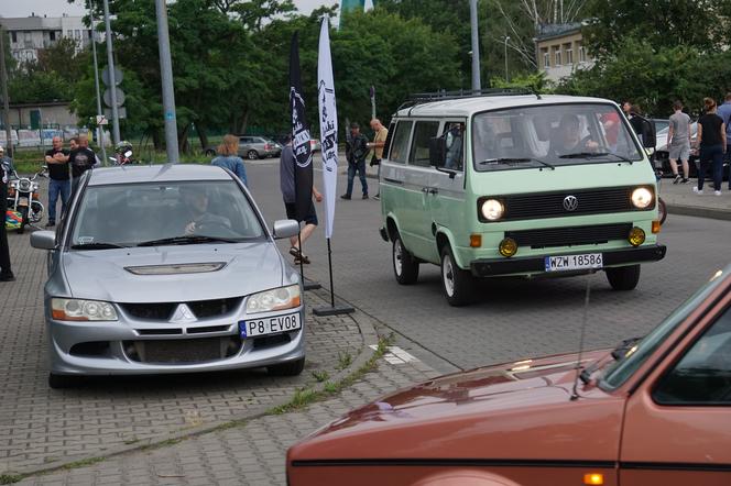 Bydgoskie Klasyki Nocą. Perełki motoryzacji zachwyciły bydgoszczan [ZDJĘCIA]