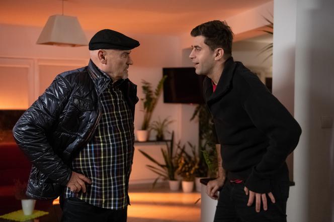 Na Wspólnej, odcinek 2833. Roman (Waldemar Obłoza), Mikołaj (Krzysztof Wieszczek)