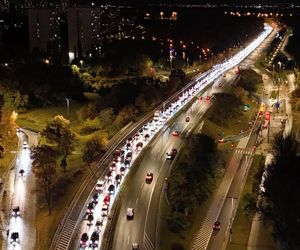 Auto rosyjskiej ambasady dachowało w Warszawie! Odłamki uszkodziły inne pojazdy