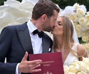Karolina Gilon pokazała fotki ze ślubu. Są rodzice i brat. Cóż za przystojniak!