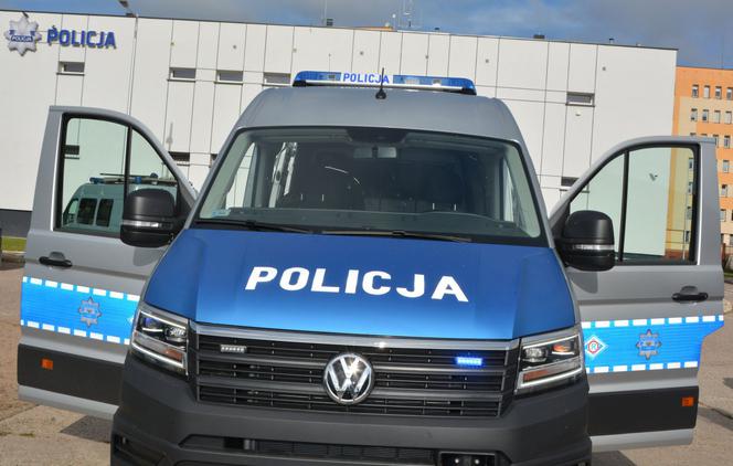 Ten radiowóz to policyjne biuro na kołach. Pojazd APRD trafił do Suwałk