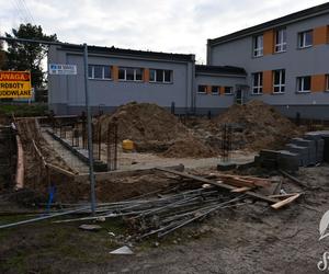 Umowa podpisana, plac budowy przekazany. Zaczyna się przebudowa byłej szkoły w Sławie