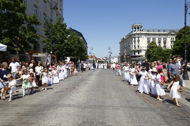 Ulicami przeszła centralna procesja Bożego Ciała. Wystrój ołtarzy nawiązuje do hasła „Wierzę w Kościół Chrystusowy”