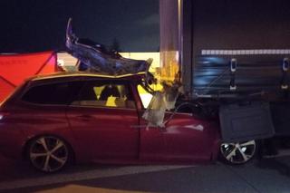 Peugeot wbił się pod naczepę