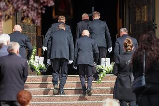 Biały miś obok urny Oliwierka rozrywa serca. Chłopiec zginął z rodzicami w tragicznym wypadku na A1