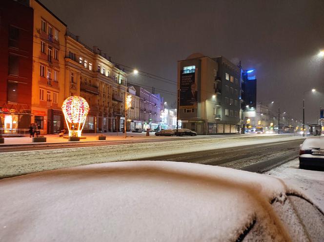 Śnieżyca w Śląskiem. Koszmarne warunki na drogach [ZDJĘCIA]
