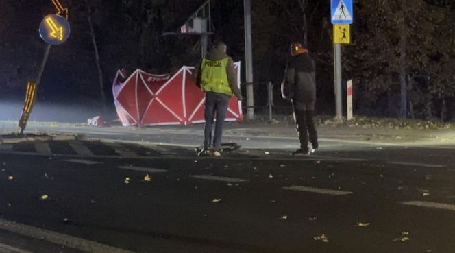 Śmiertelne potrącenie rowerzysty. Auto dachowało, dwie osoby trafiły do szpitala