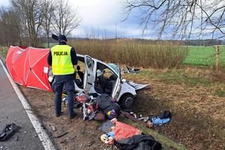 Tragiczny wypadek niedaleko Bytowa. Kierowca zginął na oczach żony
