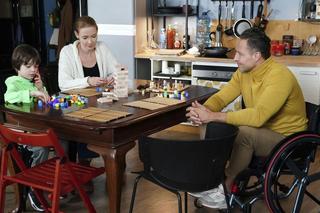 Barwy szczęścia odc. 2840. Dominika (Karolina Chapko), Mateuszek (Filip Kawalerowicz), Sebastian (Marek Krupski)