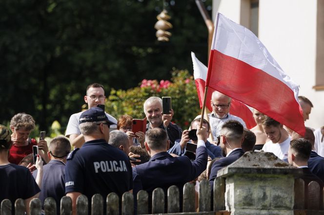 Karol i Marta Nawroccy na obiedzie u rodziny spod Kolbuszowej, na stole same smakołyki