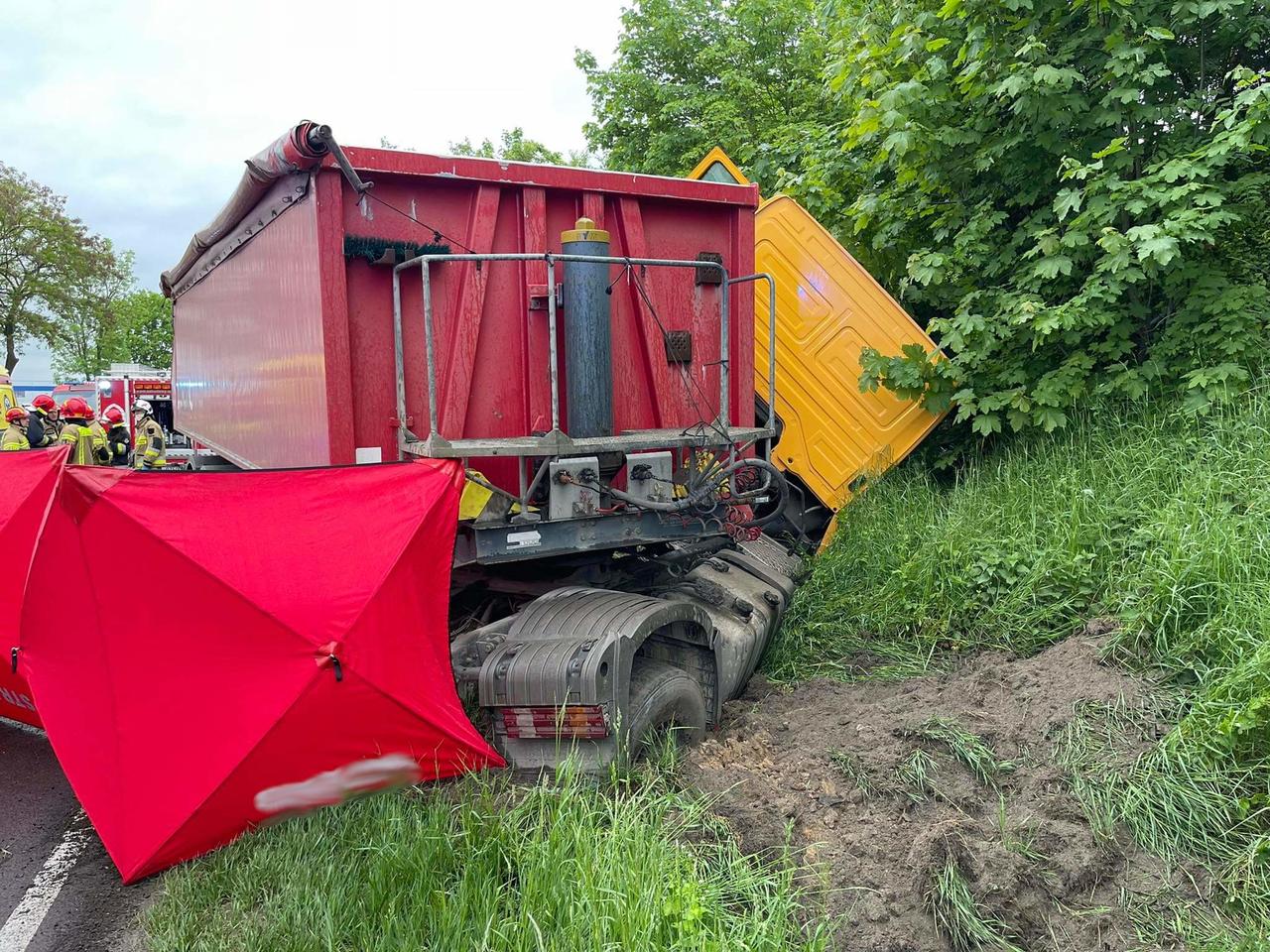 Śmiertelny wypadek na DK 15 w Lubawie. Zderzyły się dwie osobówki i ciężarówka [ZDJĘCIA]