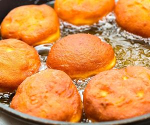 Ziemniaczane pączki z kiełbasą to wytrawna wersja klasycznego przysmaku. Idealne na kolację lub imprezę z przyjaciółmi