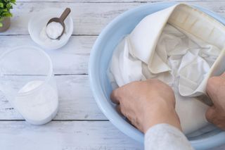 Przed praniem zrób to ze zszarzałymi rzeczami. Będą śnieżnobiałe jak nowe. Wybielanie ubrań