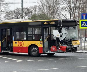 Czołowe zderzenie autokaru i autobusu miejskiego. Kabiny zmiażdżone, kierowcy w szpitalu