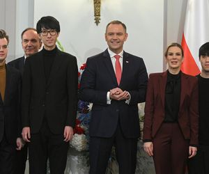 Marta Nawrocka w ponadczasowym stroju spotkała się z finalistami Konkursu Chopinowskiego. Idealny wybór dla każdej kobiety