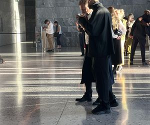 Tak wspiera ukochaną! Quebonafide na premierze. Nie chciał, żeby go zauważyli!