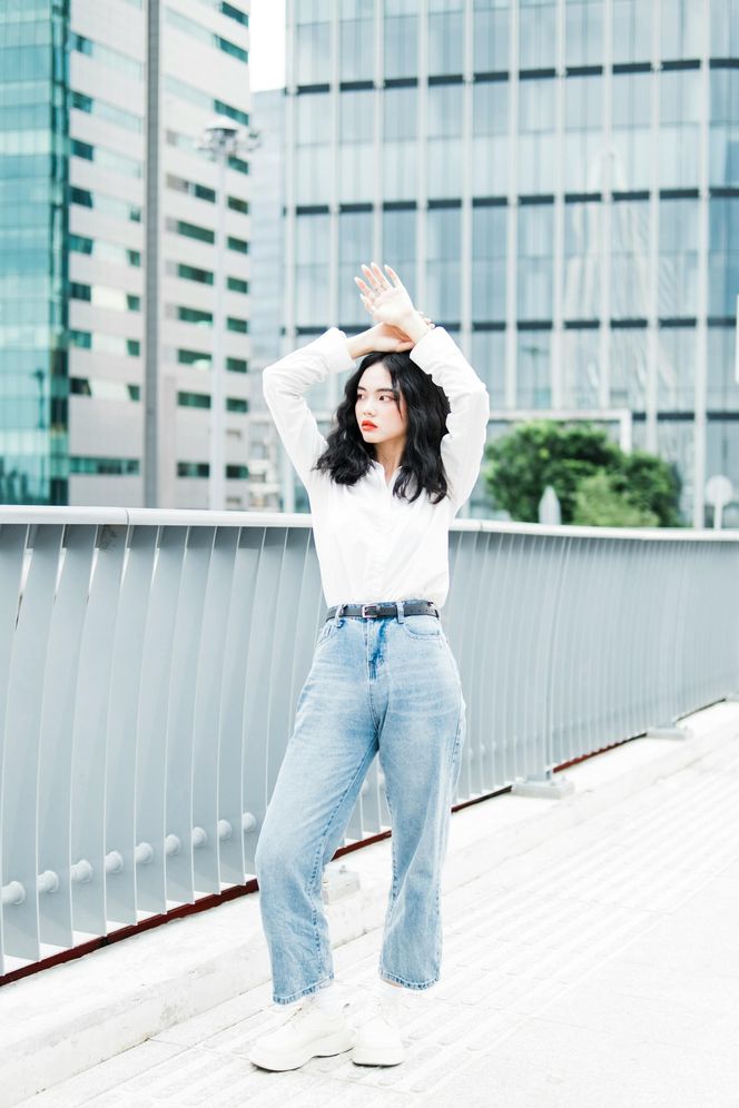 Kultowy model spodni z lat 80. wraca do łask. Będzie hitem jesiennych stylizacji 