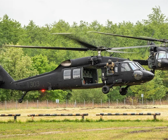 Śmigłowce Specjalsów zmieniają bazę. S-70i Black Hawk opuszczą JW Grom?
