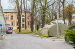 Wojskowe namioty pod mobilną izbę przyjęć przed szpitalem im. Jonschera w Łodzi