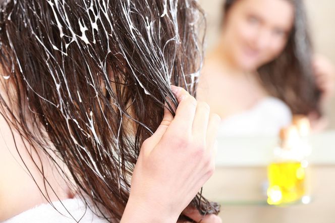 Wpuść 3 krople do szamponu i umyj włosy. Będą gładkie jak tafla wody na mazurskim jeziorze. Domowy sposób na wygładzenie włosów