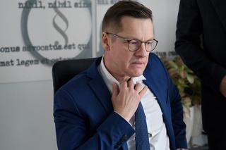 Marcin Mroczek odejdzie z M jak miłość? Szokujący finał sezonu nie spodoba się fanom - ZDJĘCIA