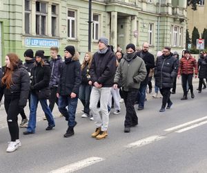 Marsz ku pamięci tragicznie zmarłego Wojtka. Setki ludzi przeszło ulicami Piotrkowa