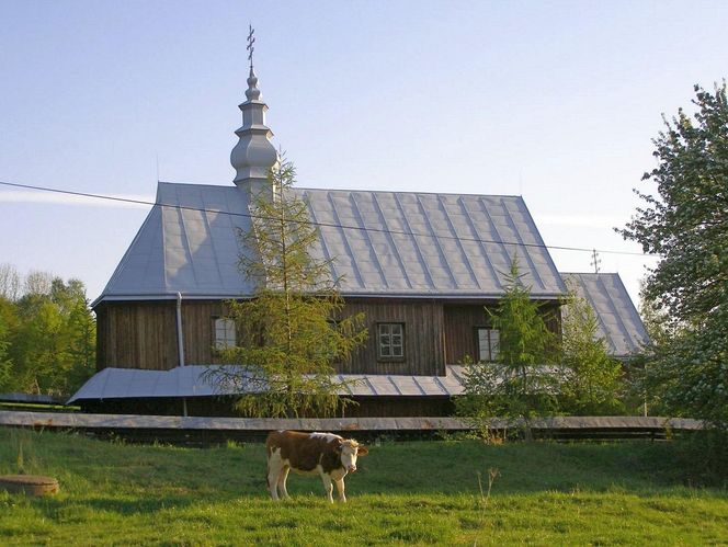 To jedna z najciekawszych wsi w Małopolsce. Kiedyś rozdzielono ją na dwie połowy