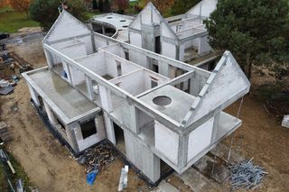 Dom nad jeziorem, który bawi się w ekologię. Co naprawdę będzie kryło się pod zielonymi dachami?