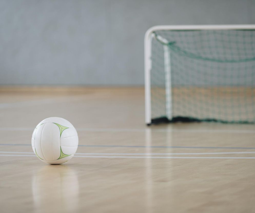 Jakie wymagania techniczne powinna spełniać podłoga sportowa?