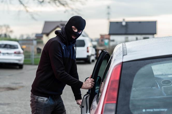 złodziej, kradzież samochodu