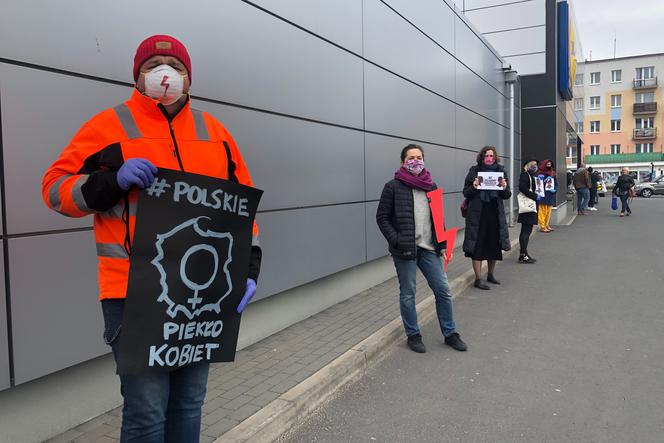 Strajk Kobiet w Kaliszu w kolejce po zakupy