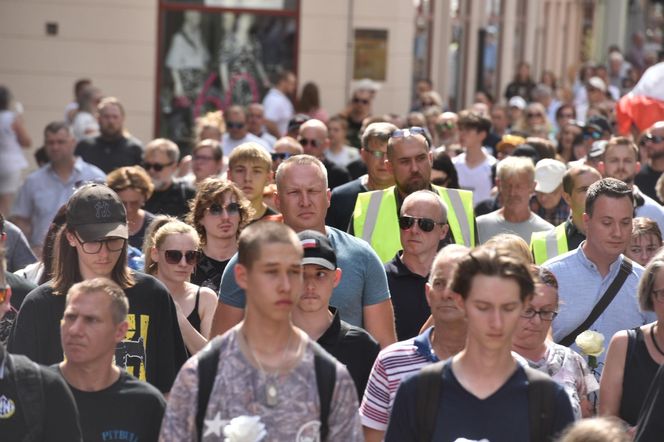 Marsz Milczenia dla Klaudii w Toruniu. „Niech nasza cisza przemówi głośniej niż słowa” [GALERIA]