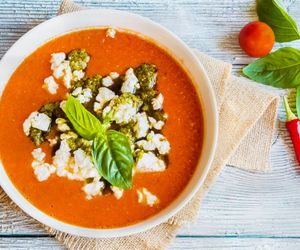 Zupa krem z pomidorów z fetą: idealna na lunch
