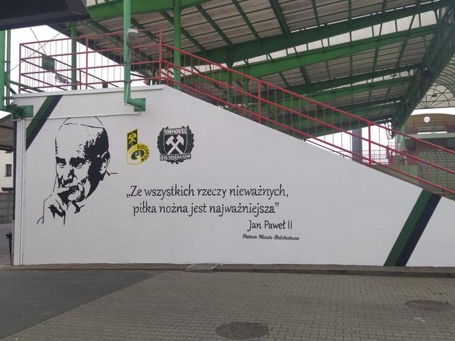 Mural w obronie Jana Pawła II na stadionie GKS Bełchatów. "Lewicowe środowiska próbują Go mieszać z błotem" 