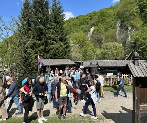 Majówkowe szaleństwo w małopolskiej wsi. Leży na terenie parku narodowego