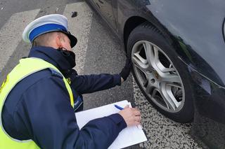 Gonili ich od A1. Rozbili porsche i dalej uciekali przed policyjnym pościgiem pieszo