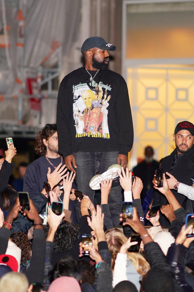 Kanye West w bluzie z Janem Pawłem II! To motyw jego kolekcji