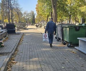 Polacy masowo sprzątają groby przed 1 listopada