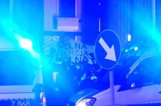Warszawa: Policjanci skuwają demonstrantów przed MEN! Tłum rzucił się w obronie [GALERIA]