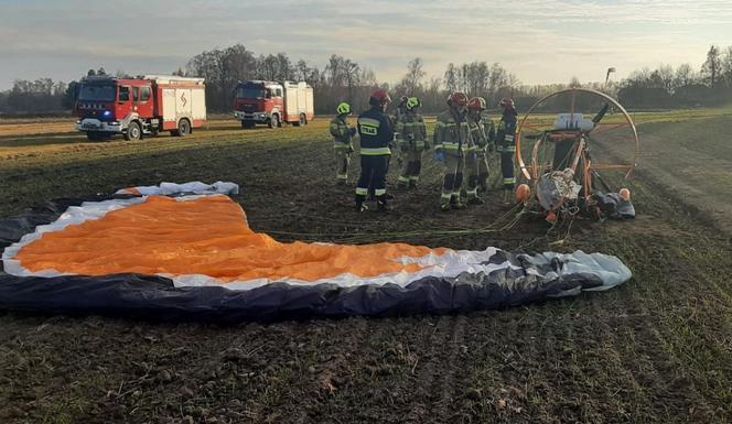 Łęg Tarnowski. Motoparalotniarz runął na ziemię. Ma uszkodzony kręgosłup 
