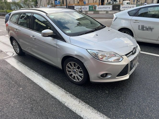 Potrącenie trzech nastolatek w centrum Warszawy. Kierowca wyjeżdżał z parkingu