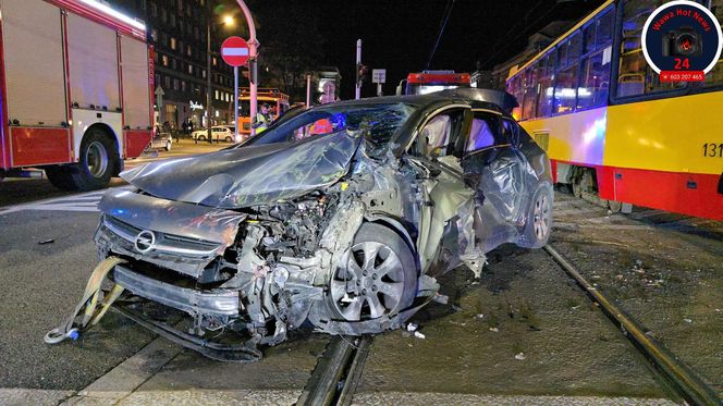 Groźny wypadek w Warszawie. Samochód i dwa tramwaje rozbite. Jeden z nich się wykoleił