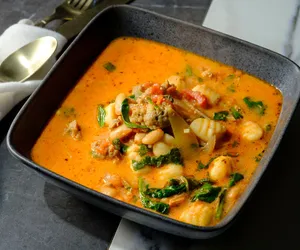 Aromatyczna zupa z kiełbasą i gnocchi. Włoski sposób na chłodne dni