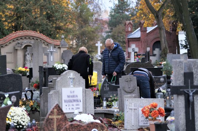 Ostatnie przygotowania do 1 listopada w Bydgoszczy. Tak było na najstarszym cmentarzu 